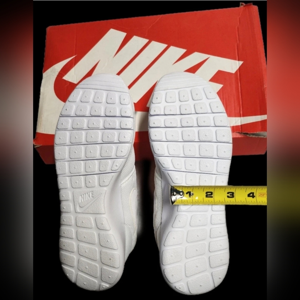 Nike Girls Roshe One (GS) White/White-Wolf Grey Athletic Shoes Sneakers Size 6.5 - Picture 10 of 14